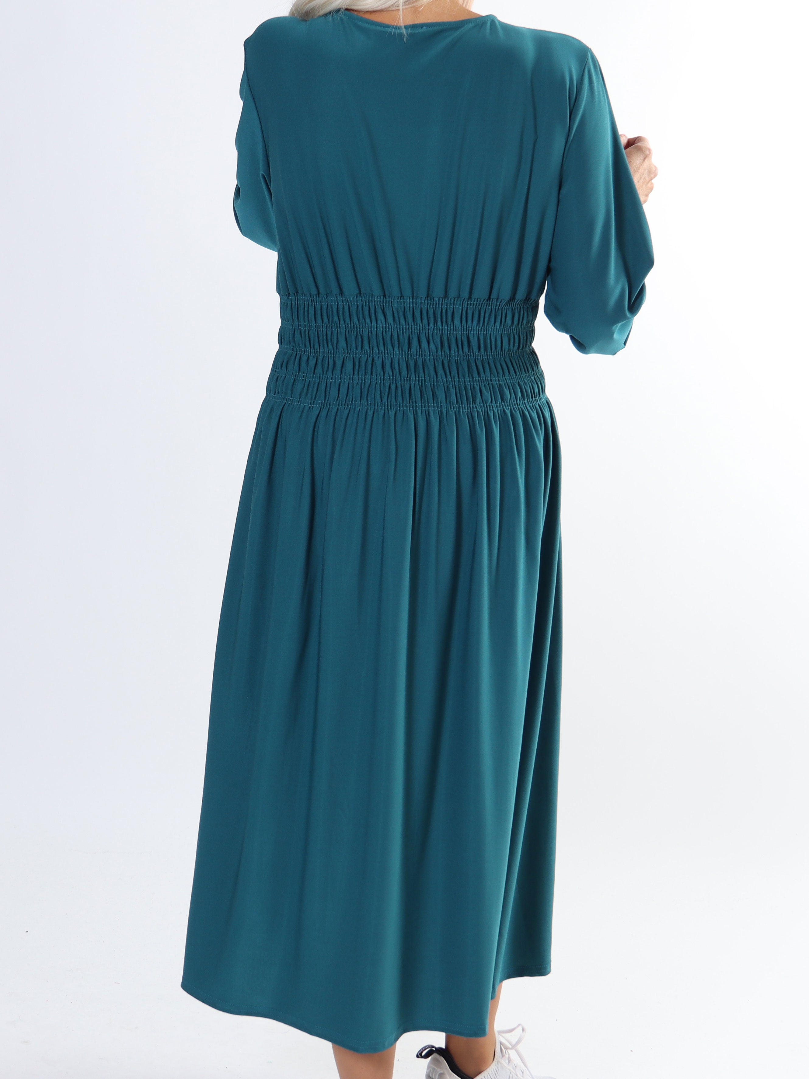 Pams Plain Midi L/S - Elastisk klänning i plus size med smock